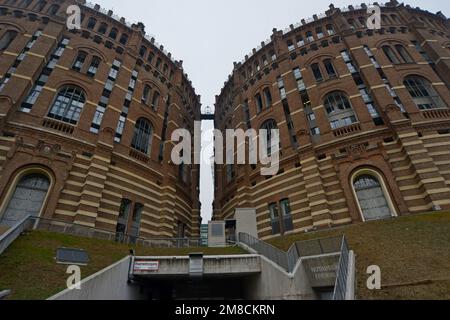 Gasometer der ehemaligen Gaswerke in Guglgasse, Wien, jetzt in Wohnhäusern, Geschäften und Konzertsälen bedeckt. Ein Schauplatz im James Bond Living Daylights Film Stockfoto