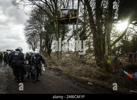 LUTZERATH - Ein Klimakämpfer wird von der Polizei entführt. Lutzerath, das in der Nähe von Roermond liegt, ist seit zwei Jahren von Klimaaktivisten besetzt, die glauben, dass Braunkohlebergbau zur globalen Erwärmung beiträgt. ANP REMKO DE WAAL niederlande raus - belgien raus Stockfoto