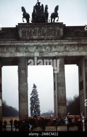 Bundeskanzler Helmut Kohl, ostdeutscher Präsident Hans Modrow und die Bürgermeister Moper und Giczy in West- und Ostberlin gehen während der offiziellen Öffnung des Bauwerks durch die Säulen des Brandenburger Tors. Basis: Berlin Land: Deutschland / Deutschland (DEU) Stockfoto