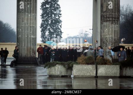 Bundeskanzler Helmut Kohl, ostdeutscher Präsident Hans Modrow und die Bürgermeister Moper und Giczy in West- und Ostberlin gehen während der offiziellen Öffnung des Bauwerks durch die Säulen des Brandenburger Tors. Basis: Berlin Land: Deutschland / Deutschland (DEU) Stockfoto