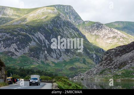 A5 Straße nach Llyn Ogwen im Ogwen Valley, Snowdonia National Park, Wales, Großbritannien Stockfoto
