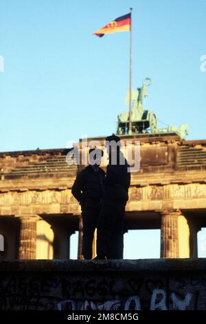 Nach der offiziellen Öffnung des Tors am 22. Dezember stehen die ostdeutschen Wachen auf der Berliner Mauer neben dem Brandenburger Tor. Basis: Berlin Land: Deutschland / Deutschland (DEU) Stockfoto