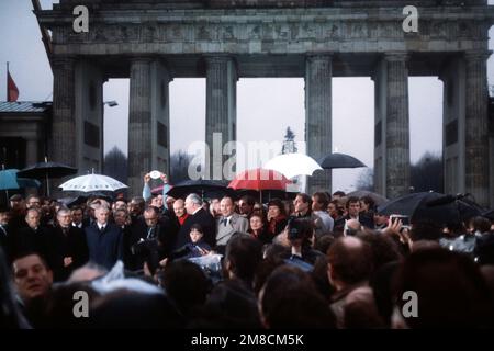 Bundeskanzler Helmut Kohl, ostdeutscher Präsident Hans Modrow und die Bürgermeister Moper und Giczy aus West- und Ostberlin beteiligen sich an der offiziellen Eröffnung des Brandenburger Tors. Basis: Berlin Land: Deutschland / Deutschland (DEU) Stockfoto