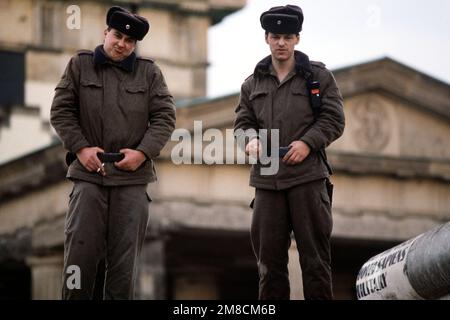 Nach der offiziellen Öffnung des Tors am 22. Dezember stehen die ostdeutschen Wachen auf der Berliner Mauer neben dem Brandenburger Tor. Basis: Berlin Land: Deutschland / Deutschland (DEU) Stockfoto
