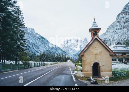 Kleine Kirche im Tre Cime Dreizinnen Dolomiten Südtirol Italien Stockfoto