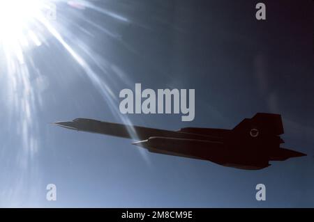 Air-to-Air-Ansicht Linke Seitenansicht des SR-71 Blackbird-Aufklärungsflugzeugs eines 9. Strategic Reconnaissance Wings auf einer Mission vom Beale Air Force Base, Kalifornien. Exaktes Datum Aufnahme Unbekannt. Land: Unbekannt Stockfoto