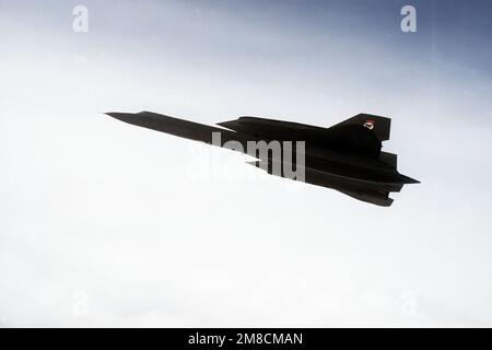 Air-to-Air-Ansicht Linke Seitenansicht des SR-71 Blackbird-Aufklärungsflugzeugs eines 9. Strategic Reconnaissance Wings, macht bei einer Mission aus dem Beale Air Force Base, Kalifornien, eine Rechtskurve. Exaktes Datum Aufnahme Unbekannt. Land: Unbekannt Stockfoto