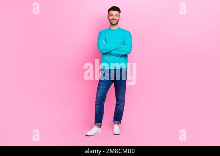 Ganzkörperfoto von einem jungen netten Kerl gefaltete Hände Promoter professionell gekleidet stilvoll blauer Look isoliert auf pinkfarbenem Hintergrund Stockfoto