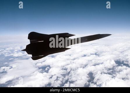 Air-to-Air-Ansicht rechte Seitenansicht des SR-71 Blackbird-Aufklärungsflugzeugs eines 9. Strategic Reconnaissance Wings, das sich über verstreute Wolken auf einer Mission vom Beale Air Force Base, Kalifornien, nach links bewegt. Exaktes Datum Aufnahme Unbekannt. Land: Unbekannt Stockfoto