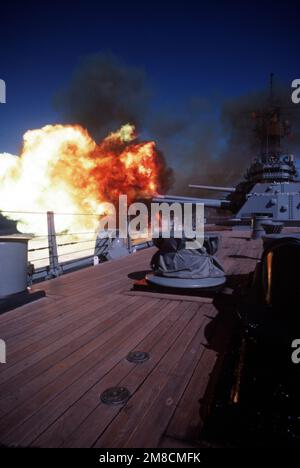 Eine Kugel wird vom Geschützturm Nr. 1 Mark 7 16 Zoll/50 Kaliber an Bord des Schlachtschiffs USS MISSOURI (BB-63) abgefeuert. Land: Unbekannt Stockfoto