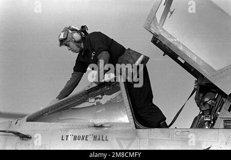 Ein Mitglied der Angriffsschwadron 122 (VA-122) reinigt die Windschutzscheibe eines A-7E Corsair II Flugzeugs. Basis: Marineflugstation, Lemoore Bundesstaat: Kalifornien (CA) Land: Vereinigte Staaten von Amerika (USA) Stockfoto
