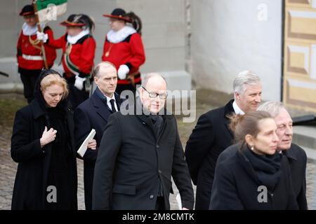 Salem, Deutschland. 13. Januar 2023. Donatus Landgrave von Hessen (2. m von links) mit seiner Frau Floria, geborene Gräfin von Faber-Castell, Prinz Albert II. Von Monaco (3. m von links) und König Philippe von Belgien verlassen den Minster nach der Beerdigung von Max Margrave von Baden. Der Margrave starb am 29. Dezember im Alter von 89 Jahren im Schloss Salem am Bodensee. Kredit: Philipp von Ditfurth/dpa/Alamy Live News Stockfoto