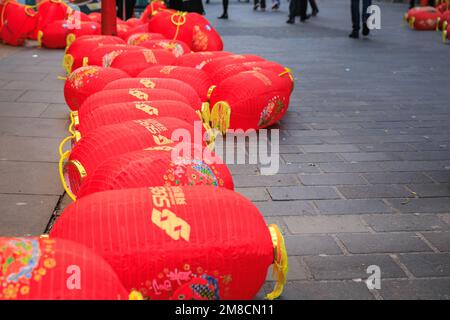 London, Großbritannien. 13. Januar 2023. In und um Londons Chinatown sind Vorbereitungen für die chinesische Neujahrsfeier (Mondneujahr 2023) am 22. Januar, dem Jahr des Hasen, im Gange. Zu den Festlichkeiten im Zentrum Londons gehören wieder einmal eine Parade rund um Soho und Veranstaltungen am Trafalgar Square. Kredit: Imageplotter/Alamy Live News Stockfoto