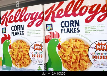 DUSCHANBE, TADSCHIKISTAN - 12. AUGUST 2022: American Kellogg's Cornflakes Packungen auf dem Ausstellungsregal im Supermarkt. Stockfoto