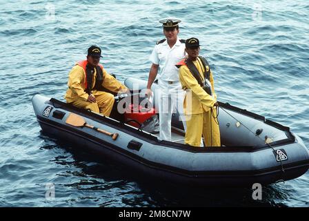 Ein chilenischer Marineoffizier steht in einem Floß, während er auf die Erlaubnis wartet, an Bord des geführten Raketenkreuzers USS JOSEPHUS DANIELS (CG-27) während der Unitas XXXI, einer jährlichen gemeinsamen Übung der USA, zu gehen Marine und Marinestreitkräfte von neun südamerikanischen Ländern. Betreff Betrieb/Serie: UNITAS XXX1 Basis: Talcahuano Land: Chile (CHL) Stockfoto