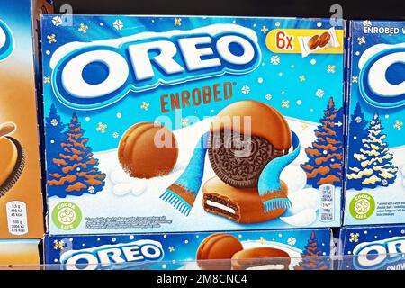 DUSCHANBE, TADSCHIKISTAN - 12. AUGUST 2022: Oreo süße Schokoladenkekse mit Sahnefüllpackung in das Ausstellungsregal im Supermarkt aus der Nähe. Stockfoto