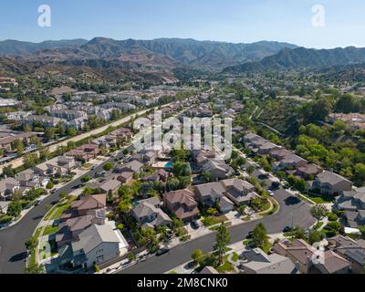 Nördlich von Los Angeles, in der Vorstadtgemeinde Stevenson Ranch, werden Wohnhäuser und Einfamilienhäuser aus der Vogelperspektive gezeigt. Stockfoto