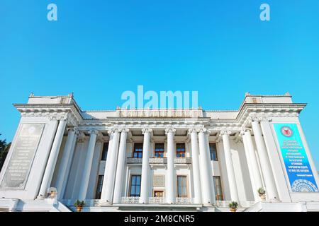 DUSCHANBE, TADSCHIKISTAN - 12. AUGUST 2022: Ayni-Oper und Balletttheater am blauen Himmel an einem Sommertag. Stockfoto