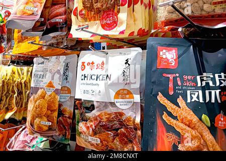 DUSCHANBE, TADSCHIKISTAN - 13. AUGUST 2022: Verschiedene chinesische Hähnchenfleisch-Snacks-Pakete auf dem Ausstellungsregal im Supermarkt aus der Nähe. Stockfoto