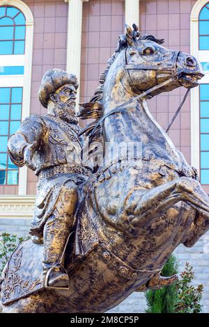 DUSCHANBE, TADSCHIKISTAN - 2. JULI 2022: Die Bronzestatue von Giyas ad-DIN Muhammad, einem Sultan aus der Ghurid-Dynastie. Stockfoto