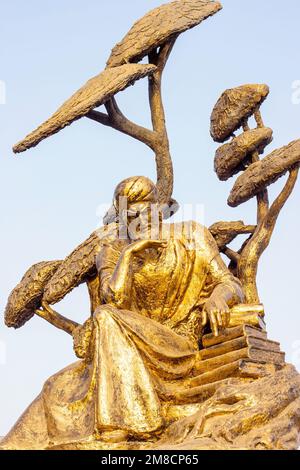 DUSCHANBE, TADSCHIKISTAN - 2. JULI 2022: Die Bronzestatue von Avicenna (Ibn Sina) ein persischer Polymath und der Vater der frühen modernen Medizin. Stockfoto