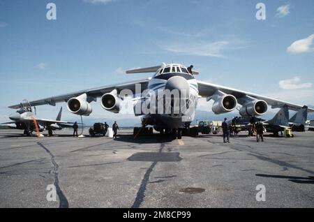 Ein Flugzeug des Typs MiG-29A Fulcrum, links, und ein Flugzeug des Typs MiG-29UB Fulcrum, rechts, werden während eines Zwischenstopps an der Basis mit einem Flugzeug des Typs IL-76MD Candid-B betankt. Die Sowjets sind auf dem Weg zu einer Flugschau in Kanada. Basis: Luftwaffenstützpunkt Elmendorf Bundesstaat: Alaska (AK) Land: Vereinigte Staaten von Amerika (USA) Stockfoto