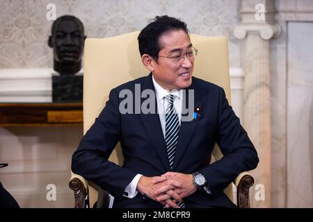 Washington, Usa. 13. Januar 2023. US-Präsident Joe Biden (nicht abgebildet) und Premierminister Japans Kishida Fumio treffen sich am 13. Januar 2023 im Oval Office des Weißen Hauses in Washington, DC, USA. US-Präsident Joe Biden trifft sich mit dem japanischen Premierminister Kishida Fumio, um bilaterale Sicherheitsfragen im Indo-Pazifik, einschließlich der Beziehungen zu Nordkorea und China, zu erörtern. Kredit: SIPA USA/Alamy Live News Stockfoto