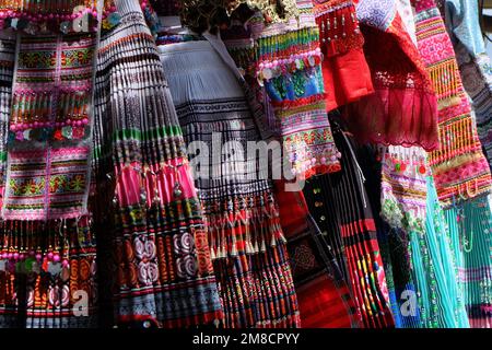 Einheimische Röcke und Kleider der ethnischen Minderheit von Sapa, die auf dem Sapa-Markt zu verkaufen sind Stockfoto