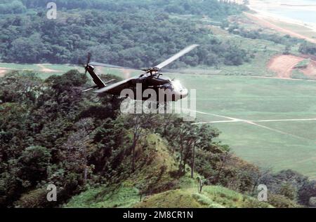 Ein UH-60 Black Hawk (Blackhawk) Hubschrauber von Co A, 1. Mrd., 228. Aviation Regt., fährt während eines Fluges über einen Kamm, um die Operation für einen guten Zweck zu unterstützen. Betreff Betrieb/Serie: JUST CAUSE Land: Panama (PAN) Stockfoto