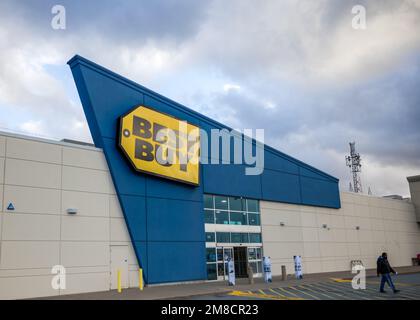 Best Buy-Storefront, Dartmouth. Best Buy ist ein amerikanischer multinationaler Einzelhändler für Unterhaltungselektronik. HALIFAX, NOVA SCOTIA, KANADA - JUNI 2022 Stockfoto