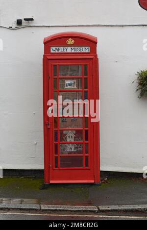 Warley Museum, das weltweit kleinste Museum in Warley Village in der Nähe von Halifax, West Yorkshire, Großbritannien, in einer alten Telefonzelle außerhalb des Maypole Inn Pub. Stockfoto