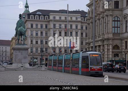 Eine Straßenbahn Siemens ELIN Ultra Low Floor neben der Statue von Karl Philipp, Prinz von Schwarzenberg in Schwarzenberg-Denkmal, Wien, Österreich Stockfoto