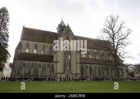 Salem, Deutschland. 13. Januar 2023. Während der zweiten Beerdigung von Max Margrave von Baden stehen Leute um Salem Minster herum. Der Bestattungsservice richtet sich an den Familienkreis, freundliche Häuser und Vertreter aus Politik, Wirtschaft und Kultur. Der Margrave starb am 29. Dezember im Alter von 89 Jahren im Schloss Salem am Bodensee. Kredit: Philipp von Ditfurth/dpa/Alamy Live News Stockfoto