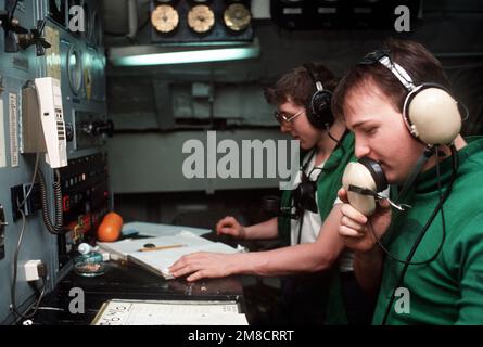 Aviation Boatswain's Mate (Abschuss- und Bergungsausrüstung) 2. Klasse Todd Reardon, telefoniert, und AMN Steve McDiffitt arbeitet in der zentralen Ladestation für Katapult Nr. 3 auf dem nuklearbetriebenen Flugzeugträger USS DWIGHT D. EISENHOWER (CVN-69) während DER FLOTTE EX '90. Betreff Betrieb/Serie: FLOTTE EX '90 Land: Atlantik (AOC) Stockfoto