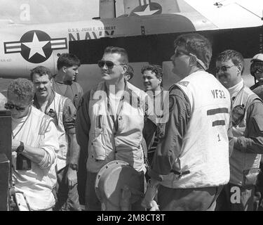 Landesignalbeamte (LSOs) einiger Geschwader an Bord des Flugzeugträgers USS JOHN F. KENNEDY (CV-67) stehen auf der LSO-Plattform, da der Flugbetrieb während DER FLOTTE EX 1-90 durchgeführt wird. Betreff Betrieb/Serie: FLOTTE EX 1-90 Land: Atlantik (AOC) Stockfoto