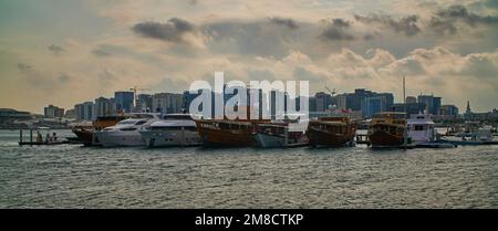 Die Skyline von Doha aus dem Box Park, ein Sonnenuntergang von Doha Katar mit Dhows im arabischen Golf und Wolken am Himmel im Hintergrund. Stockfoto