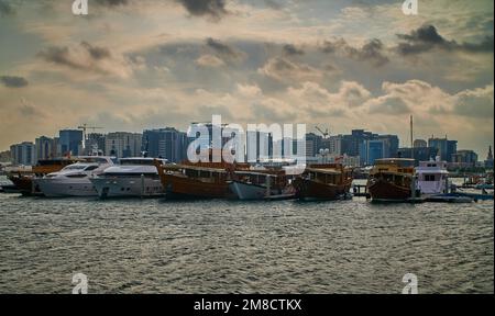 Die Skyline von Doha aus dem Box Park, ein Sonnenuntergang von Doha Katar mit Dhows im arabischen Golf und Wolken am Himmel im Hintergrund. Stockfoto