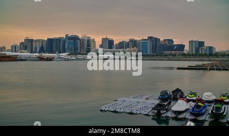 Die Skyline von Doha aus dem Box Park, ein Sonnenuntergang von Doha Katar mit Dhows im arabischen Golf und Wolken am Himmel im Hintergrund. Stockfoto