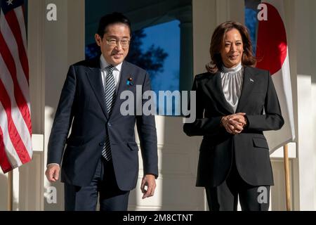 Washington, DC, USA. 13. Januar 2023. DER US-Vizepräsident Kamala Harris begrüßt den japanischen Premierminister Fumio Kishida, der am 13. Januar 2023 im Residenz der Vizepräsidentin der Presidents in Washington, DC, USA zu einem Frühstückstreffen eintrifft. Premierminister Kishida wird auch an Treffen mit Präsident Biden im Weißen Haus teilnehmen. Kredit: Shawn Thew/Pool via CNP/dpa/Alamy Live News Stockfoto