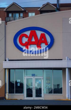 Banner der Canadian Automobile Association am Standort des Stores. CAA bietet Pannenhilfe, Auto Touring. HALIFAX, NOVA SCOTIA, KANADA - JUNI 2022 Stockfoto