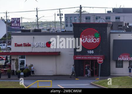 Eingang zum EAST SIDE MARIOS Restaurant. Kanadische multinationale Restaurantkette. HALIFAX, NOVA SCOTIA, KANADA - JUNI 2022 Stockfoto