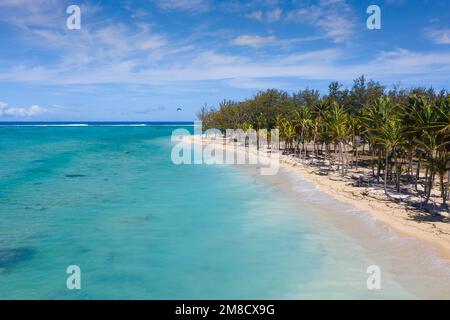 Türkisfarbene, saubere Lagune geschützt durch Korallenriffe am Palmenstrand Le Morne auf Mauritius. Auch ein wunderbarer Kiteboarding- und Windsurfplatz. Stockfoto
