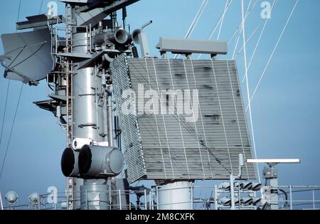 Ein Blick auf die Suchradarantenne SPS-48B 3-D auf dem nuklearbetriebenen Flugzeugträger USS THEODORE ROOSEVELT (CVN-71). Das SPN PL-173P CCA-Radar (Carrier-Controlled Approach) ist oben links zu sehen, während sich die SPS-65-Antennen der Mark 91-Brandmeldeanlage unten links befinden. Die kleine weiße Strichantenne ist die SPS-64(V)9 Radareinheit. Basis: Marine Air Station, Norfolk Bundesstaat: Virginia (VA) Land: Vereinigte Staaten von Amerika (USA) Stockfoto