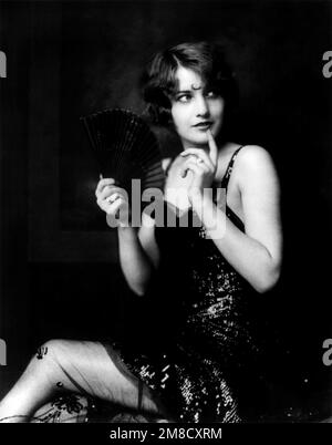 Barbara Stanwyck. Porträt der amerikanischen Schauspielerin Barbara Stanwyck (B. Ruby Catherine Stevens, 1907-1990) als Ziegfeld-Mädchen, c. 1924. Stockfoto