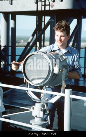 Ein Signalgeber betätigt den Signalgeber an einem Sucher, der auf der Signalbrücke des Amphibienschlachtschiffs USS WASP (LHD 1) während DER FLOTTE EX 1-90 montiert ist. Betreff Betrieb/Serie: FLOTTE EX 1-90 Basis: USS Wasp (Linkslenker 1) Land: Atlantik (AOC) Stockfoto