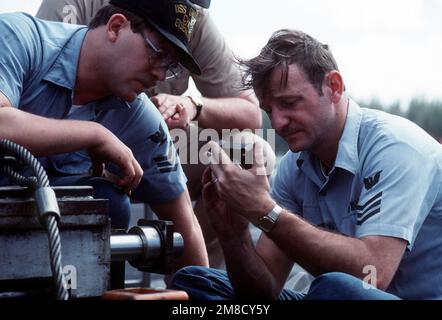 Aviation Boatswain's Mate E (Launch and Recovery Equipment) 1. Klasse Kevin Hopkins führt Wartungsarbeiten am Katapult Nr. 3 auf den Mitgliedern der Cockpit-Besatzung an Bord des nuklearbetriebenen Flugzeugträgers USS DWIGHT D. EISENHOWER (CVN-69) durch, während das Schiff vor der Küste Floridas unterwegs ist. Land: Atlantik (AOC) Stockfoto