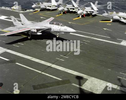 Ein Flugzeug der Fighter Squadron 41 (VF-41) F-14A Tomcat landet auf dem Cockpit des nuklearbetriebenen Flugzeugträgers USS ABRAHAM LINCOLN (CVN-72). Land: Atlantik (AOC) Stockfoto