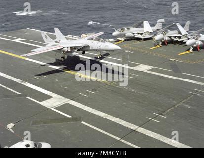 Ein Flugzeug der Fighter Squadron 41 (VF-41) F-14A Tomcat landet auf dem Cockpit des nuklearbetriebenen Flugzeugträgers USS ABRAHAM LINCOLN (CVN-72). Land: Atlantik (AOC) Stockfoto