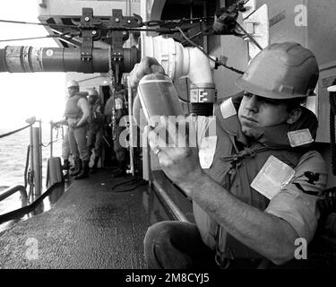 Ein Besatzungsmitglied an Bord des Zerstörers USS PETERSON (DD-969) inspiziert während der laufenden Nachfüllarbeiten zwischen DEM PETERSON und dem Flottenöler USNS NEOSHO (T-AO-143) einen Kanister Flugkraftstoff. Die Schiffe nehmen an DER FLOTTE EX 1-90 Teil. Betreff Betrieb/Serie: FLOTTE EX 1-90 Land: Atlantik (AOC) Stockfoto