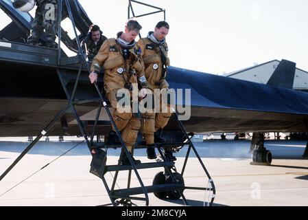 LTC William R. Dyckman, Left, und LTC Thomas E. Bergam steigen aus einem SR-71a-Aufklärungsflugzeug aus großer Höhe aus, nachdem sie vom letzten Flug eines SR-71-Flugzeugs zurückgekehrt sind. Basis: Luftwaffenstützpunkt Beale Bundesstaat: Kalifornien (CA) Land: Vereinigte Staaten von Amerika (USA) Stockfoto